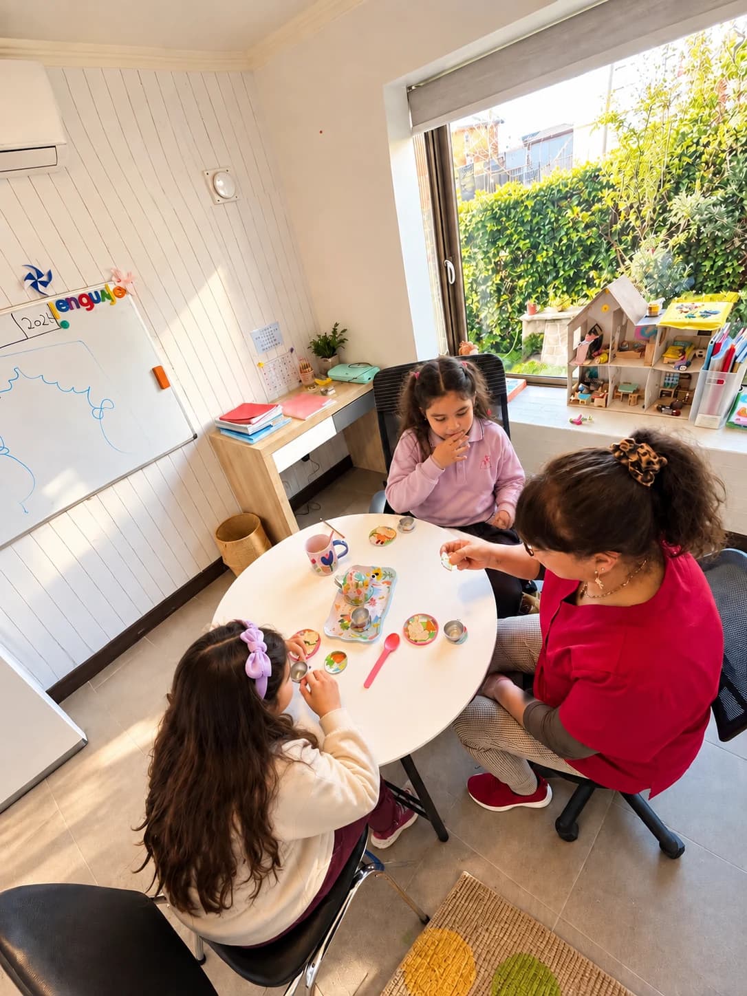 Sesión de trabajo en la mesa de Centro Crecer