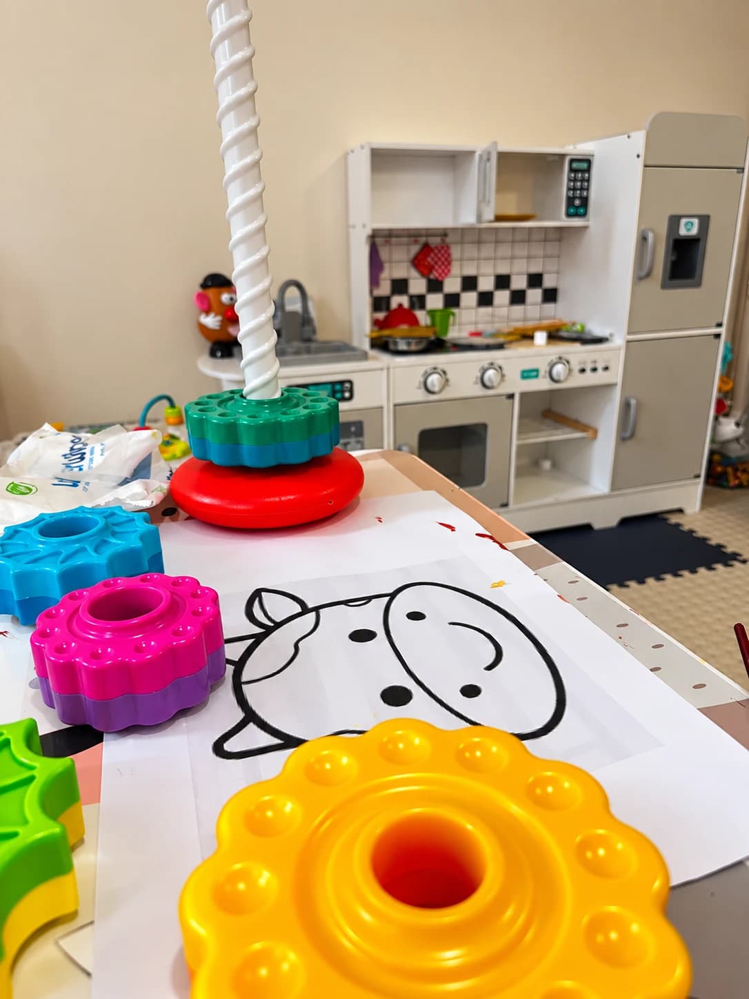 Juego y exploración en la sala del centro